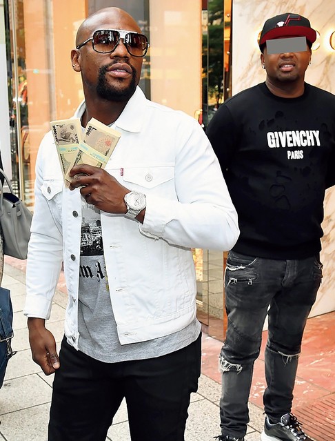 朗報 メイウェザーさん 銀座で札束2つを持ちドヤ顔ｗｗｗｗ 銀座で1000万円爆買い Newsoku Blog